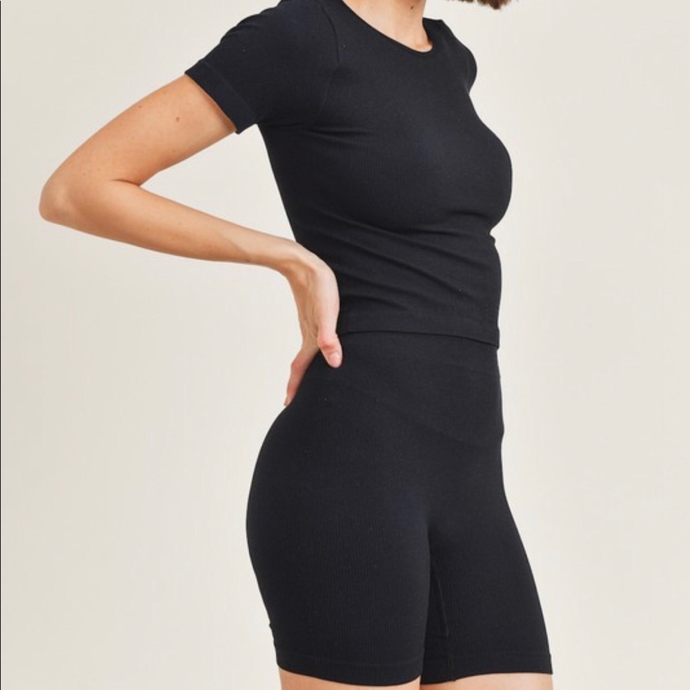 last 1❗️Black Seamless Ribbed Top & Biker Shorts - Picture 3 of 7